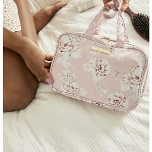 Yumikim makeup / bathroom organizer